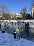 903618 Afbeelding van enkele schaatsers (en wandelaars) op de bevroren Stadsbuitengracht te Utrecht, ter hoogte van het ...